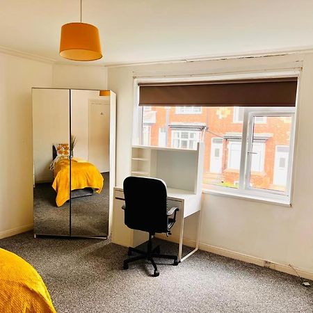 Private Room Close To Leeds University And City Centre ภายนอก รูปภาพ