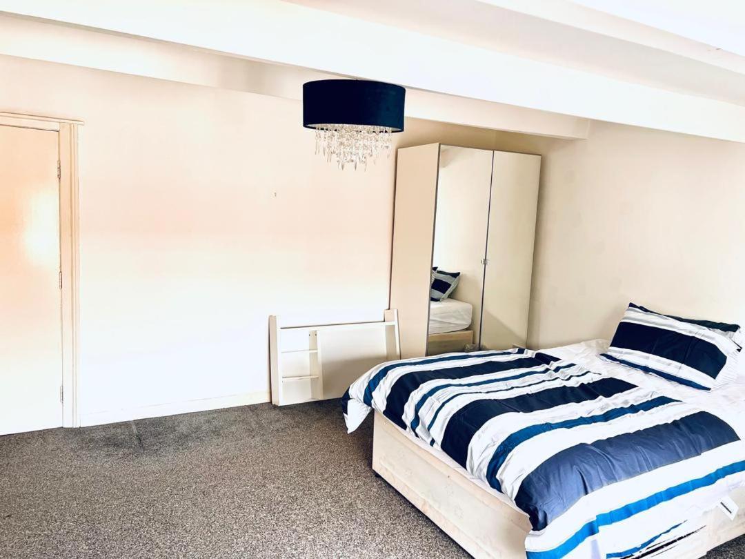 Private Room Close To Leeds University And City Centre ภายนอก รูปภาพ