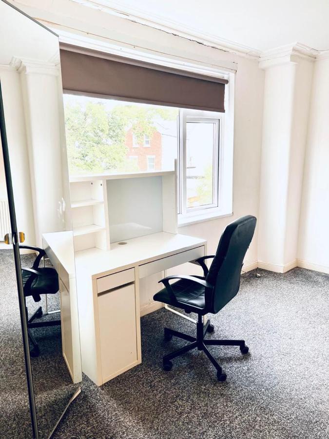 Private Room Close To Leeds University And City Centre ภายนอก รูปภาพ
