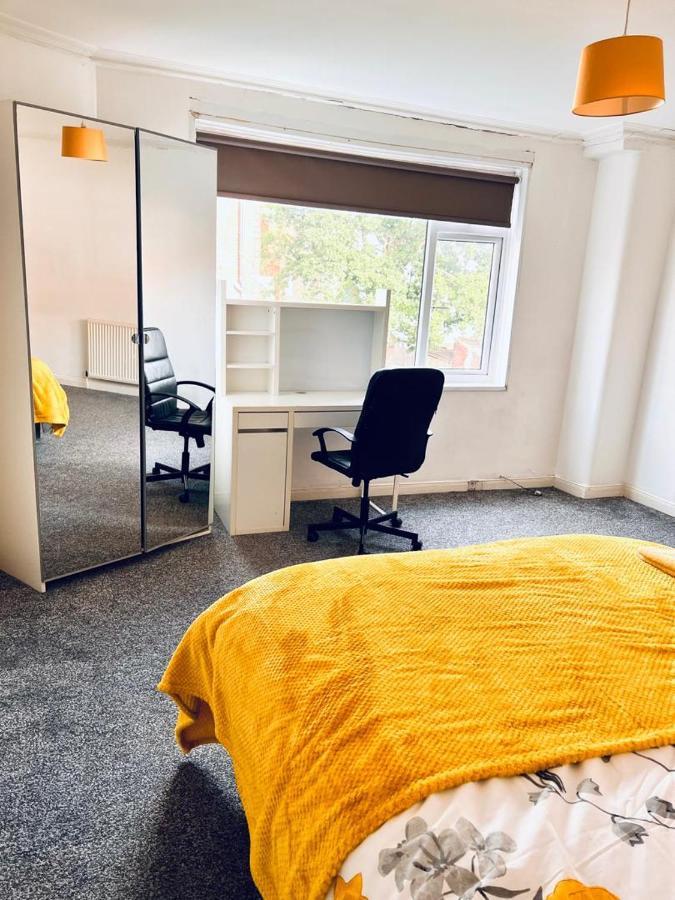 Private Room Close To Leeds University And City Centre ภายนอก รูปภาพ