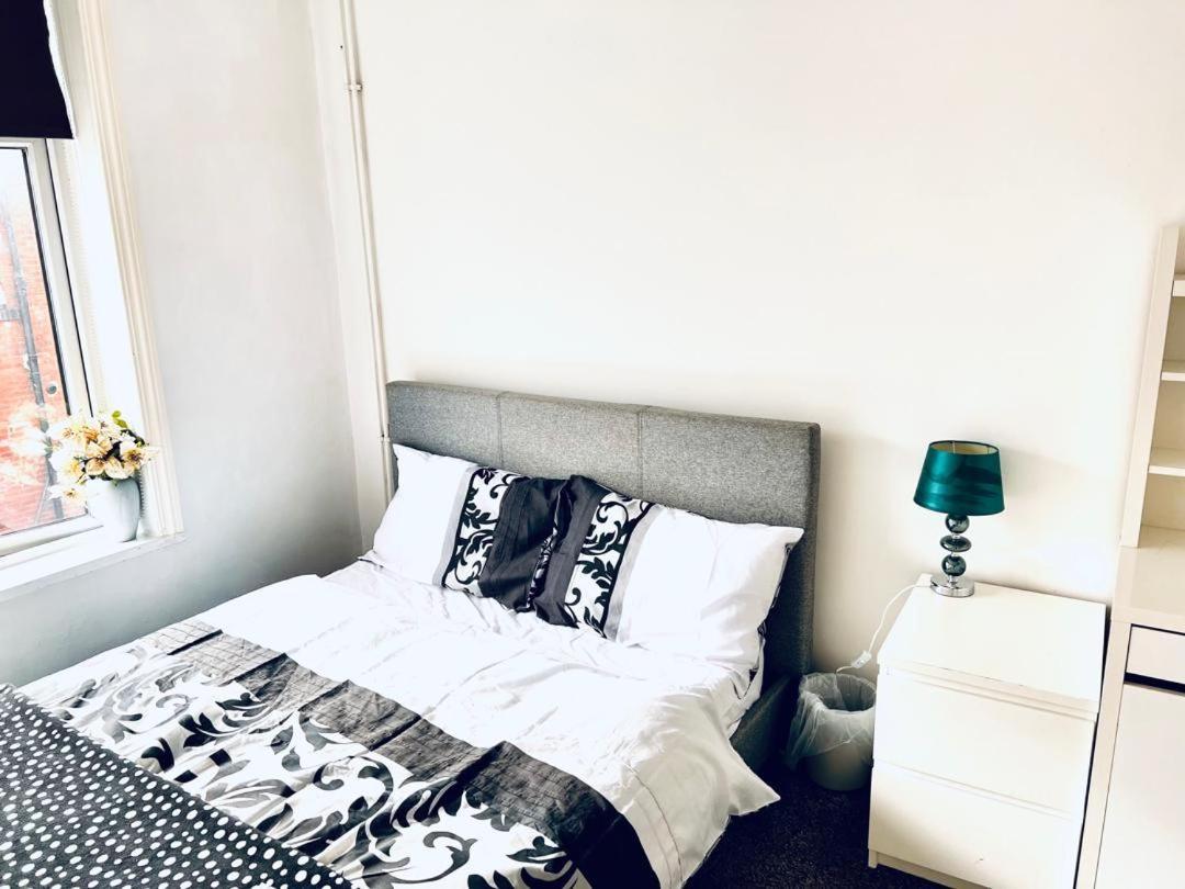 Private Room Close To Leeds University And City Centre ภายนอก รูปภาพ