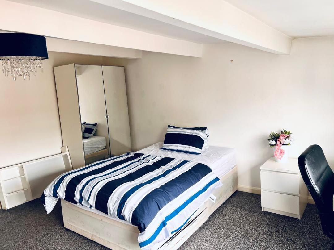 Private Room Close To Leeds University And City Centre ภายนอก รูปภาพ