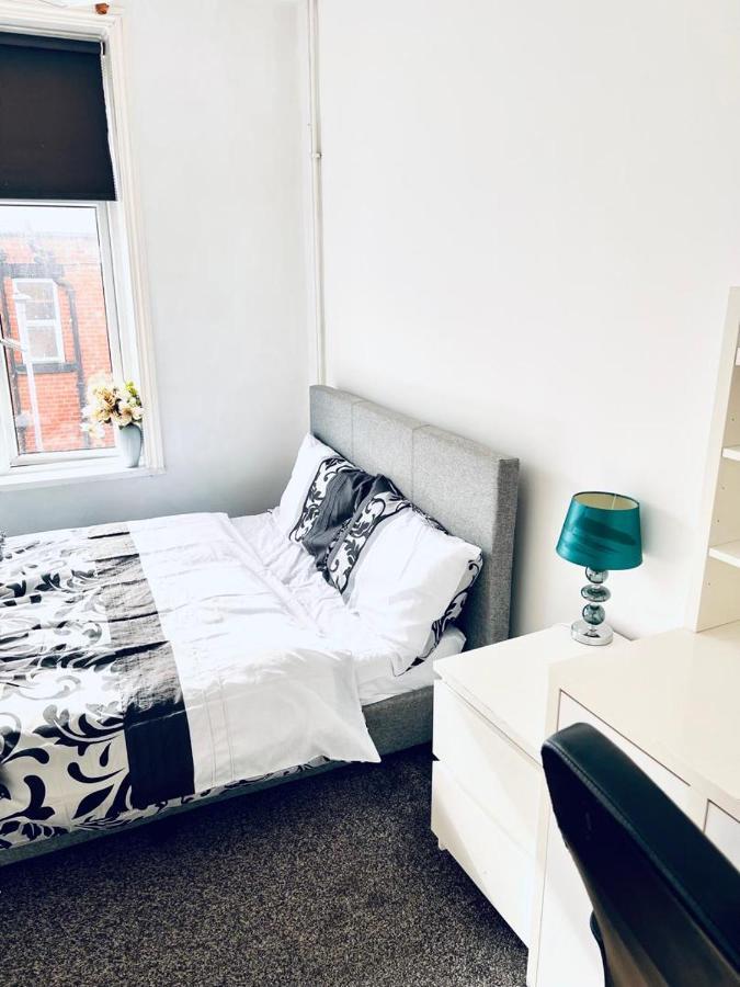 Private Room Close To Leeds University And City Centre ภายนอก รูปภาพ