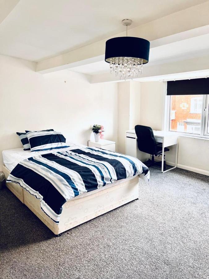 Private Room Close To Leeds University And City Centre ภายนอก รูปภาพ